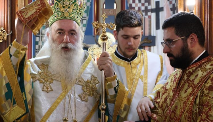 Χειροτονία-νέου-διακόνου-από-τον-Μητροπολίτη-Κορίνθου-Παύλο