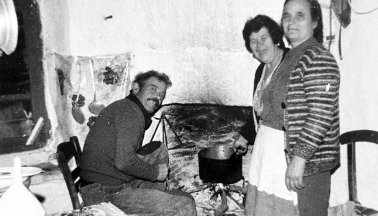 Χοιροσφάγια-στη-Βόρεια-Άνδρο:-Το-έθιμο-πριν-από-την-έλευση-του-χειμώνα,-οι-μυρωδιές-και-τα-τραπέζια-που-ένωναν-τις-γειτονιές