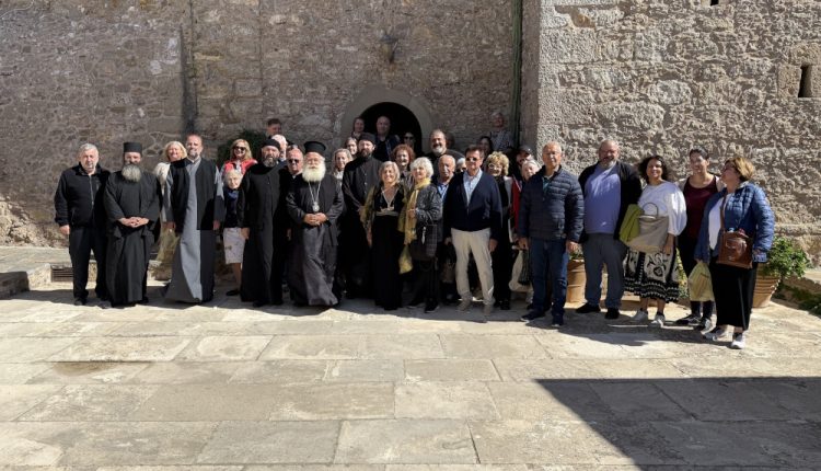 Ο-Αυστρίας-Αρσένιος-με-όμιλο-προσκυνητών-στην-Ιερά-Μονή-Τοπλού