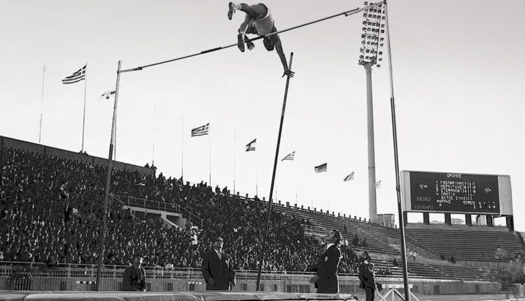 Το-πρώτο-ελληνικό-παγκόσμιο-ρεκόρ-στον-στίβο-–-Όταν-ο-Χρήστος-Παπανικολάου-πέταξε-στα-5,49-μέτρα-|-Σαν-σήμερα-24-Οκτωβρίου