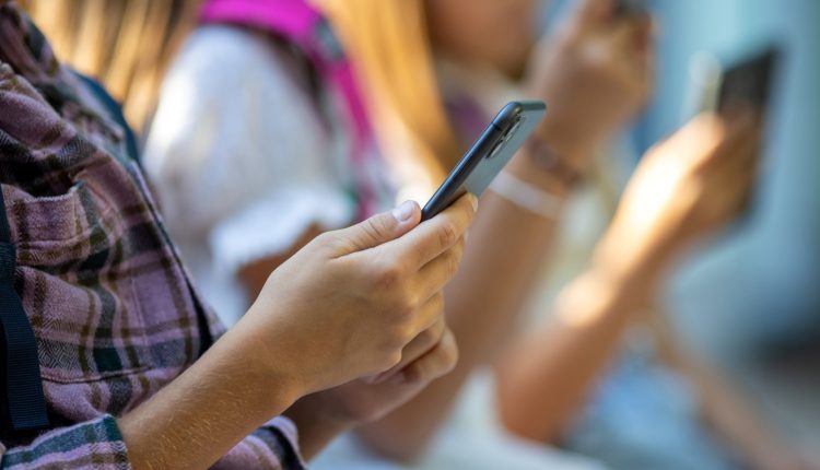 smartphone-στην-πρώιμη-εφηβεία;-Έρευνα-σε-σχεδόν-9.000-εφήβους-αποκαλύπτει-μια-εξαιρετικά-ανησυχητική-σύνδεση