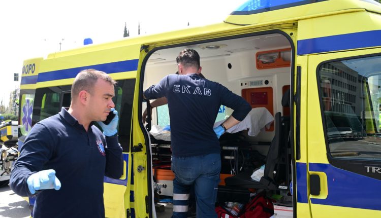 Τροχαίο-με-λεωφορείο-και-αυτοκίνητο-στην-Καλλιθέα-–-Κλειστός-ο-δρόμος,-δείτε-βίντεο