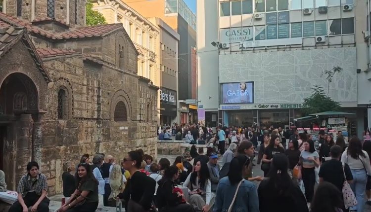 Μίνι-«άνοιξη»-στην-Αθήνα:-Κοσμοσυρροή-στην-Ερμού-–-Ξεπέρασε-τους-25-βαθμούς-η-θερμοκρασία,-έρχονται-βροχές-από-αύριο-Κυριακή