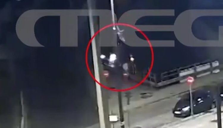 Καρέ-καρέ-το-τροχαίο-ατύχημα-στην-Καλλιθέα-–-Στο-νοσοκομείο-με-τραύματα-27χρονη-οδηγός-μηχανής