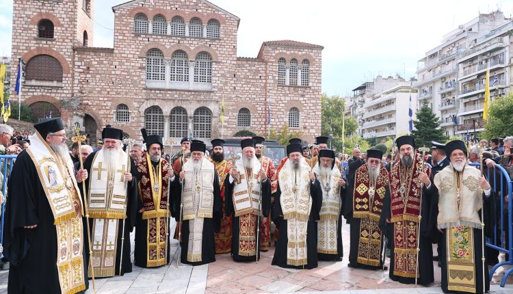 Πλήθος-κόσμου-στη-Λιτανεία-του-Αγίου-Δημητρίου-στους-δρόμους-της-Θεσσαλονίκης-(ΦΩΤΟ)