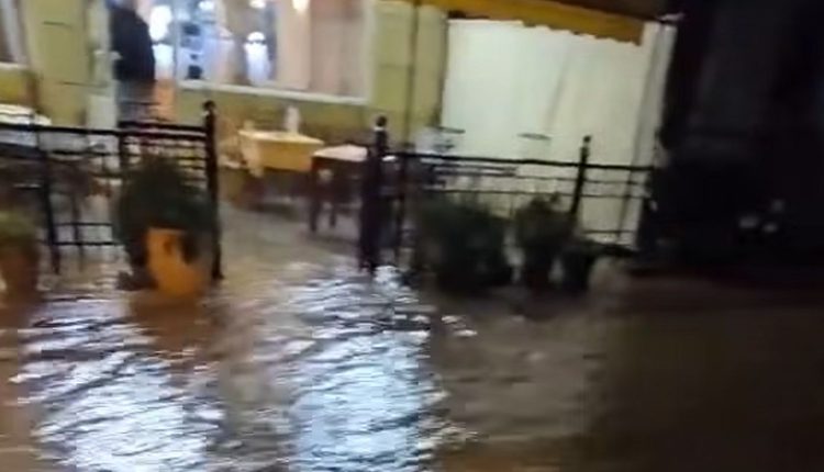 Κακοκαιρία-στην-Αττική:-Πλημμύρισαν-δρόμοι-στη-Γλυφάδα,-κλειστή-η-Λεωφόρος-Καραμανλή-στη-Βούλα