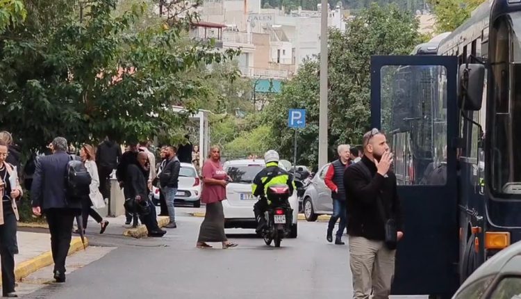 Στημένα-στο-μπάσκετ:-Η-μεταγωγή-της-Βάσως-Τσαρούχα-στην-Ευελπίδων-–-Οδηγήθηκε-στο-κτίριο-9-για-να-απολογηθεί