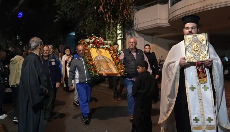 Ο-μικρός-Αϊ-Δημήτρης-της-Γούβας:-Μια-διαφορετική-λιτάνευση-στη-γειτονιά-του-Αγίου-Αρτεμίου-–-Ο-εσπερινός-και-τα-κεράκια