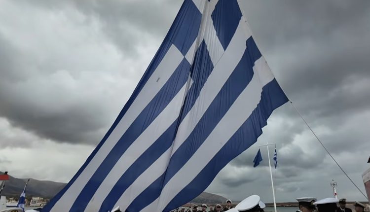 Εντυπωσιακές-εικόνες-στο-λιμάνι-της-Χίου:-Παρά-τη-βροχή,-υψώθηκε-και-φέτος-η-τεράστια-ελληνική-σημαία,-150-τετραγωνικών-μέτρων