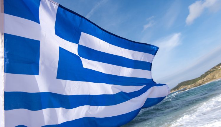 Γιατί-η-ελληνική-σημαία-είναι-γαλάζια-και-λευκή,-με-9-λωρίδες;-Οι-προσωπικές-μνήμες-που-δίνουν-στο-σύμβολο-μεγαλύτερη-δύναμή