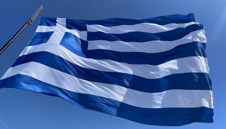 28η-Οκτωβρίου:-Μέσα-στη-βιοτεχνία-της-οικογένειας-Κοκκώνη-που-ράβει-ελληνικές-σημαίες-από-τη-Σμύρνη-του-1919-–-«Ράβουμε-ό,τι-ανεμίζει»