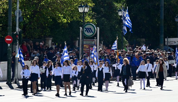 Σε-εξέλιξη-η-μαθητική-παρέλαση-στην-Αθήνα-–-Δείτε-φωτογραφίες