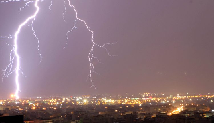 Κακοκαιρία:-Ισχυρές-καταιγίδες-έως-τη-νύχτα-–-Επικαιροποιήθηκε-το-έκτακτο-δελτίο-της-ΕΜΥ