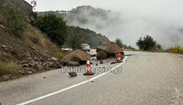 Τεράστιοι-βράχοι-έπεσαν-στον-δρόμο-Διλόφου-Περιβολίου-της-Δυτικής-Φθιώτιδας-–-Κλειστό-το-ένα-ρεύμα