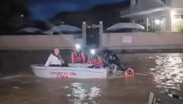 Συναγερμός-στο-Νότιο-Πήλιο-από-την-κακοκαιρία:-Επιχείρηση-απεγκλωβισμού-ζευγαριού-από-τα-ορμητικά-νερά-–-Δείτε-βίντεο