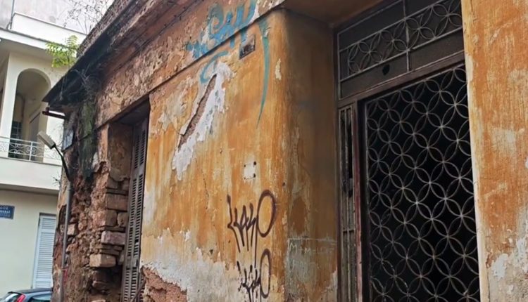 Ανήσυχοι-οι-κάτοικοι-του-Κολωνού-μετά-την-κατάρρευση-στην-Ακαδημία-Πλάτωνος-–-«Μόλις-βρέχει,-πέφτουν-κομμάτια»