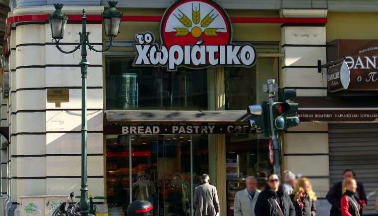 Οι-δράσεις-του-mr-Χωριάτικο-στη-Μύκονο-–-Οι-4.441-ύποπτες-αναλήψεις,-το-γνωστό-beach-bar-και-η-εταιρεία-«ομπρέλα»