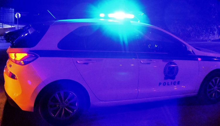 Γλυφάδα:-Αυτοκίνητο-με-δύο-επιβάτες-έπεσε-στη-θάλασσα-–-Κατάφεραν-να-βγουν-μόνοι-τους-στη-στεριά