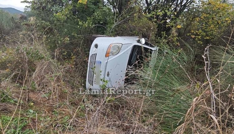 Αυτοκίνητο-βγήκε-εκτός-δρόμου-και-ανετράπη-στην-Εθνική-Οδό-Θερμοπυλών-–-Ιτέας