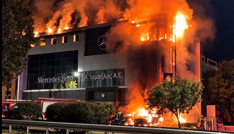 Κατασβέστηκε-η-πυρκαγιά-σε-αντιπροσωπεία-αυτοκινήτων-στη-Γλυφάδα-–-Καταστροφές-σε-αυτοκίνητα-–-Ενδείξεις-εμπρησμού