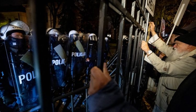 Πολιτική-κρίση-στην-Πολωνία:-Απομακρύνθηκε-ο-πρόεδρος-του-Συνταγματικού-Δικαστηρίου