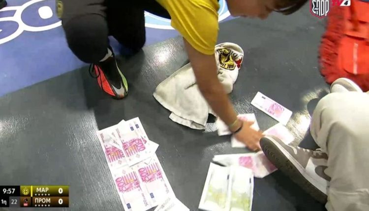 Μαρούσι-–-Προμηθέας:-Ψεύτικα-χαρτονομίσματα-στο-παρκέ-και-συνθήματα-κατά-Λιόλιου