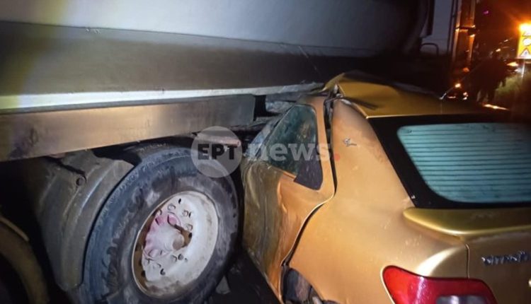 Τρομακτικό-τροχαίο-στην-Πρέβεζα:-Νεκρός-22χρονος-οδηγός-–-Το-αυτοκίνητό-του-«καρφώθηκε»-σε-βυτιοφόρο